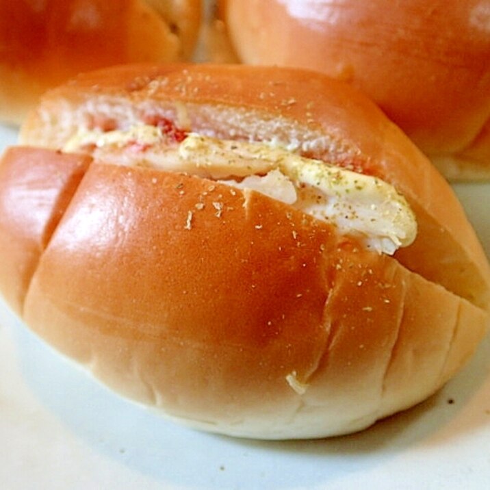 ケチャ/マヨ/オレガノで　サラダチキンのロールパン